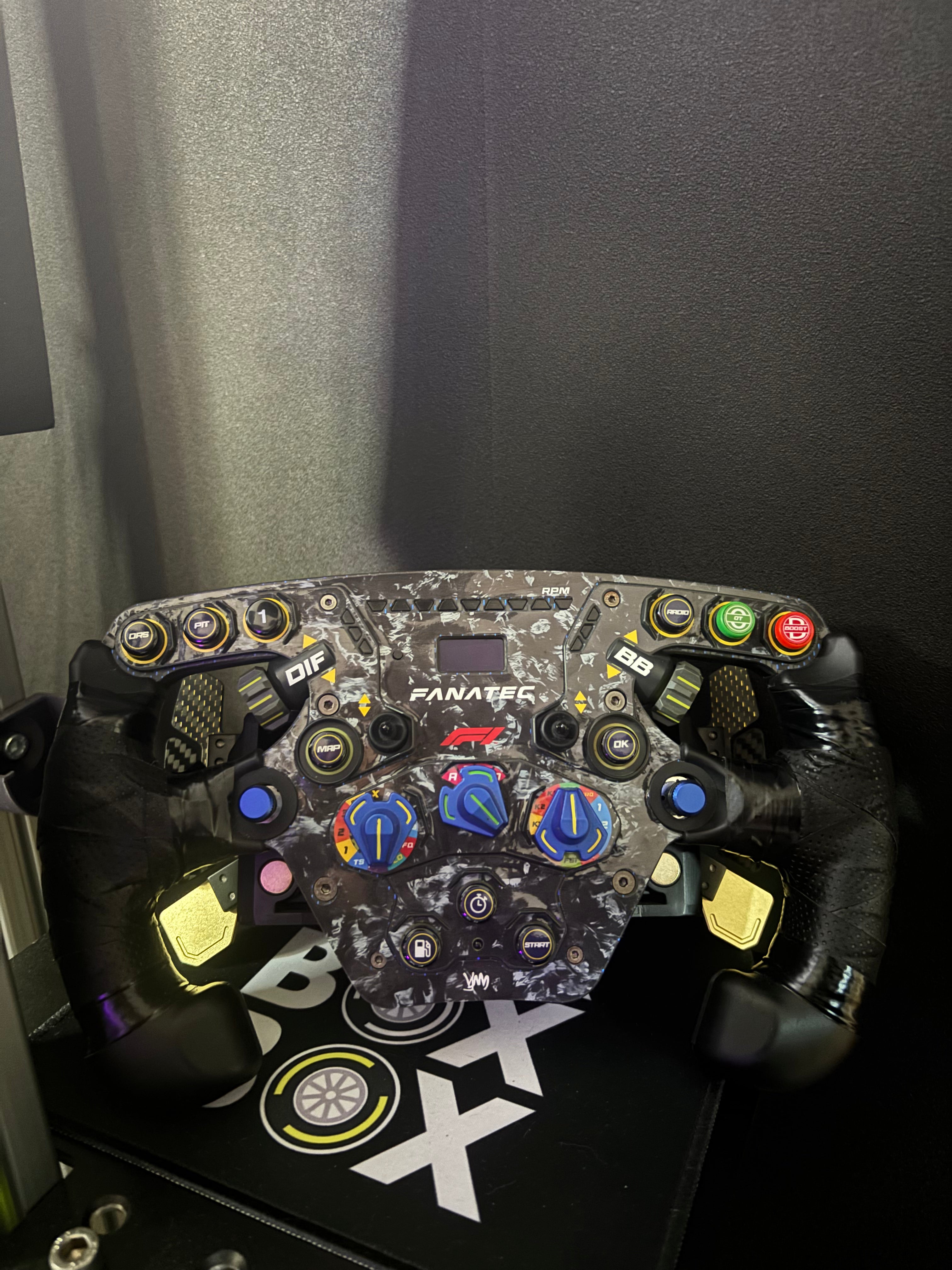 Autocollant style carbone forgé pour volant Fanatec Podium F1